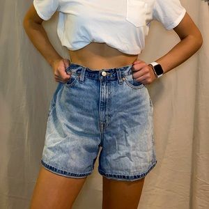BDG high waisted denim mom shorts — light wash size 28